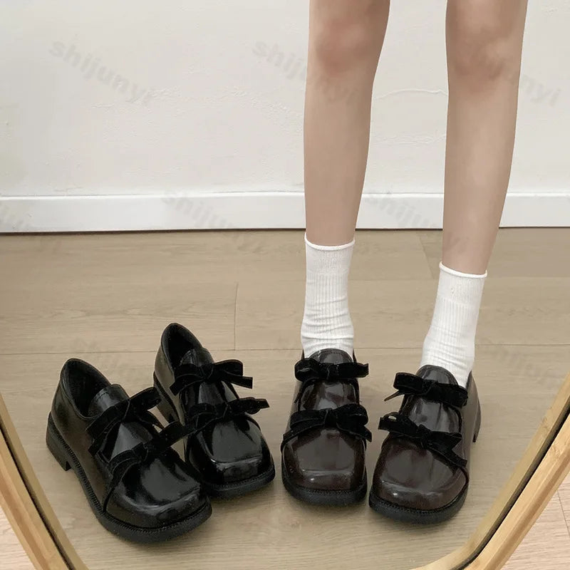 Glossy Bow Pointed Loafers